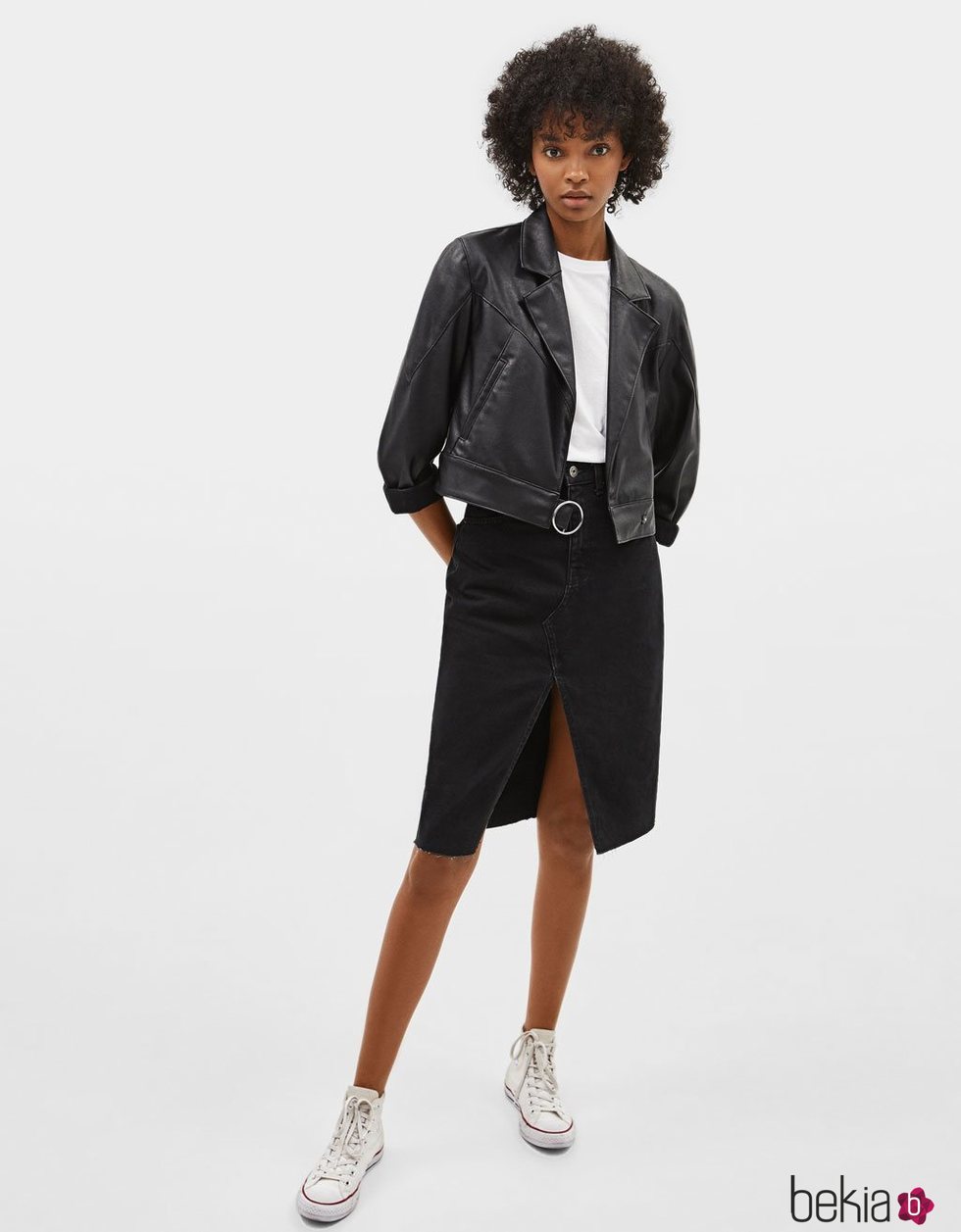 Modelo con un conjunto en color negro de la colección de primavera 2019 de Bershka