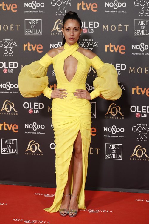 Hiba Abouk con un vestido amarillo en los Premios Goya 2019