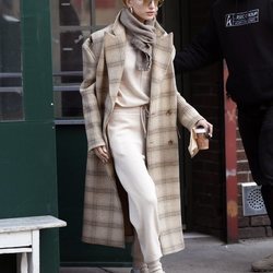 Hailey Baldwin con un abrigo de Margiela en Manhattan