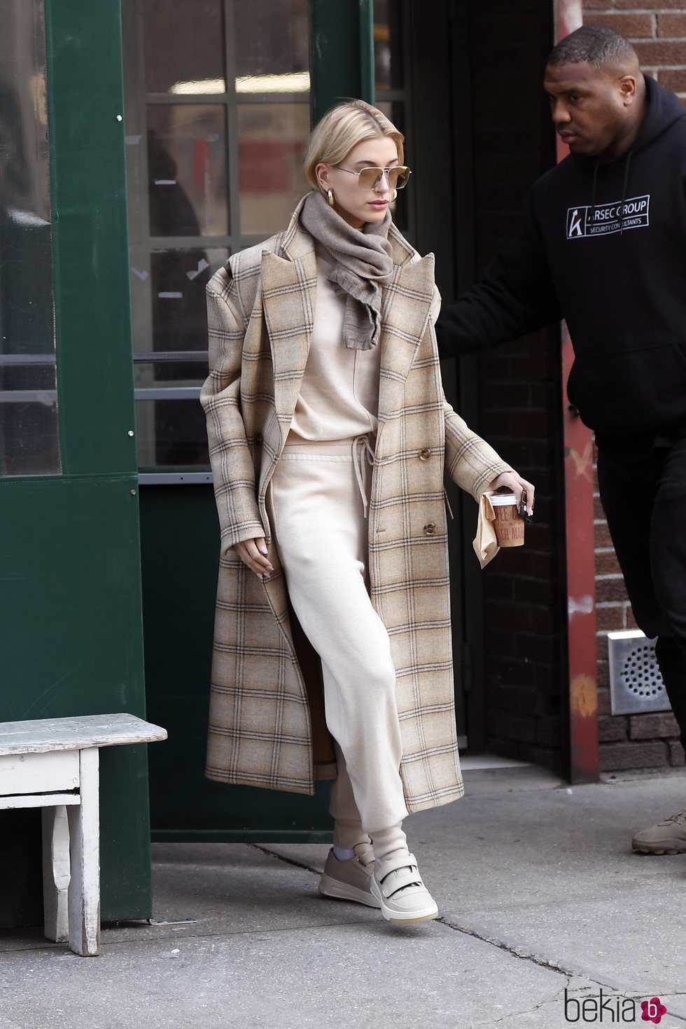 Hailey Baldwin con un abrigo de Margiela en Manhattan