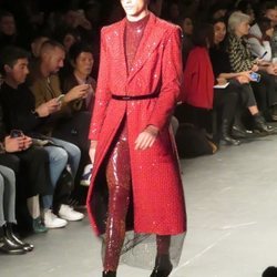Modelo con un diseño rojo de Palomo Spain en la New York Fashion Week 2019