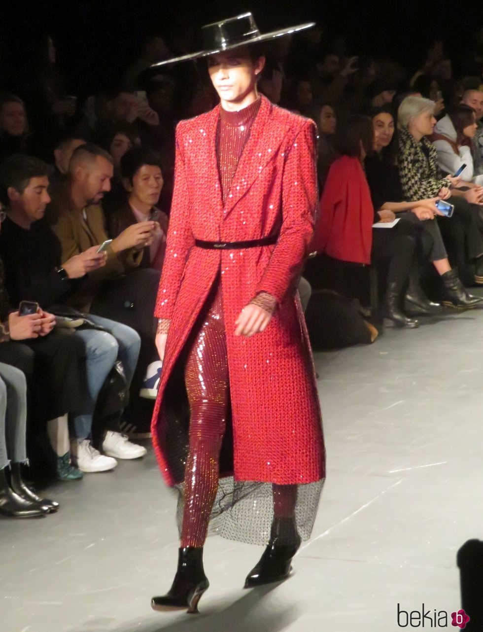 Modelo con un diseño rojo de Palomo Spain en la New York Fashion Week 2019