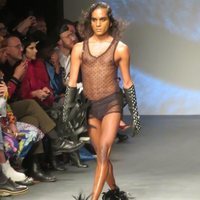 Modelo con un diseño negro de Palomo Spain en la New York Fashion Week 2019