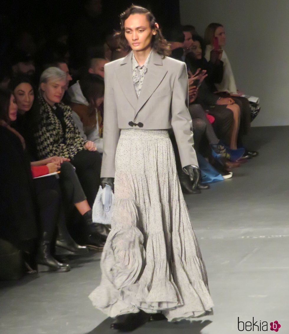 Modelo con un diseño gris  de Palomo Spain en la New York Fashion Week 2019