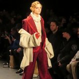 Modelo con un traje rojo de Palomo Spain en la New York Fashion Week 2019