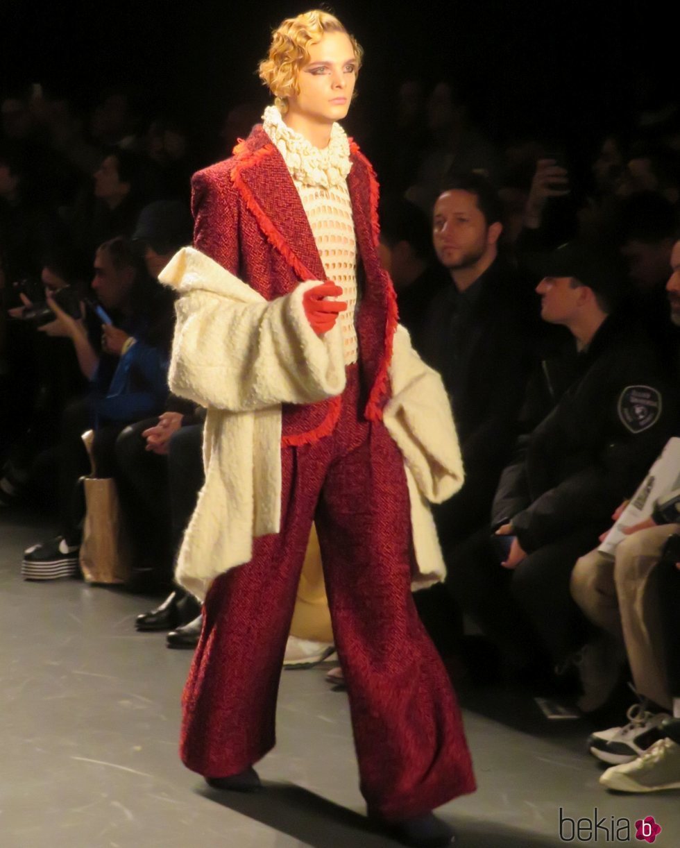 Modelo con un traje rojo de Palomo Spain en la New York Fashion Week 2019