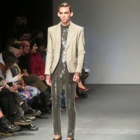 Modelo masculino con un traje de lentejuelas de Palomo Spain en la New York Fashion Week 2019