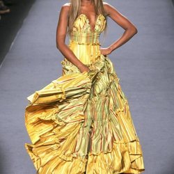 Naomi Campbell desfilando en la Fashion For Relief en Nueva York
