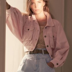 Alberta Ferretti primavera-verano 2019 chaqueta oversize rosa, top de punto y vaqueros tiro alto