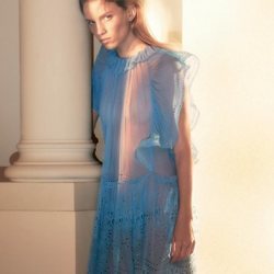 Alberta Ferretti primavera-verano 2019 vestido corto azul con volantes y encaje