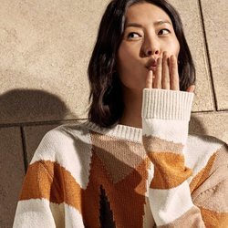 Campaña primavera-verano 2019 Tod´s con Liu Wen lanzando un beso con un jersey de punto y pantalón cuero