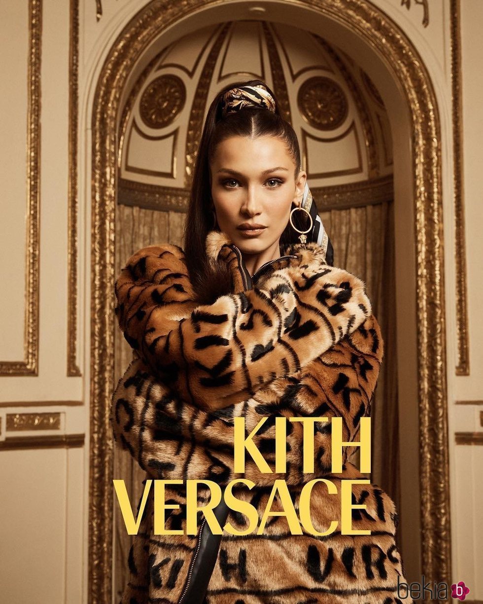 Bella Hadid con abrigo de pelo marrón de Kith x Versace