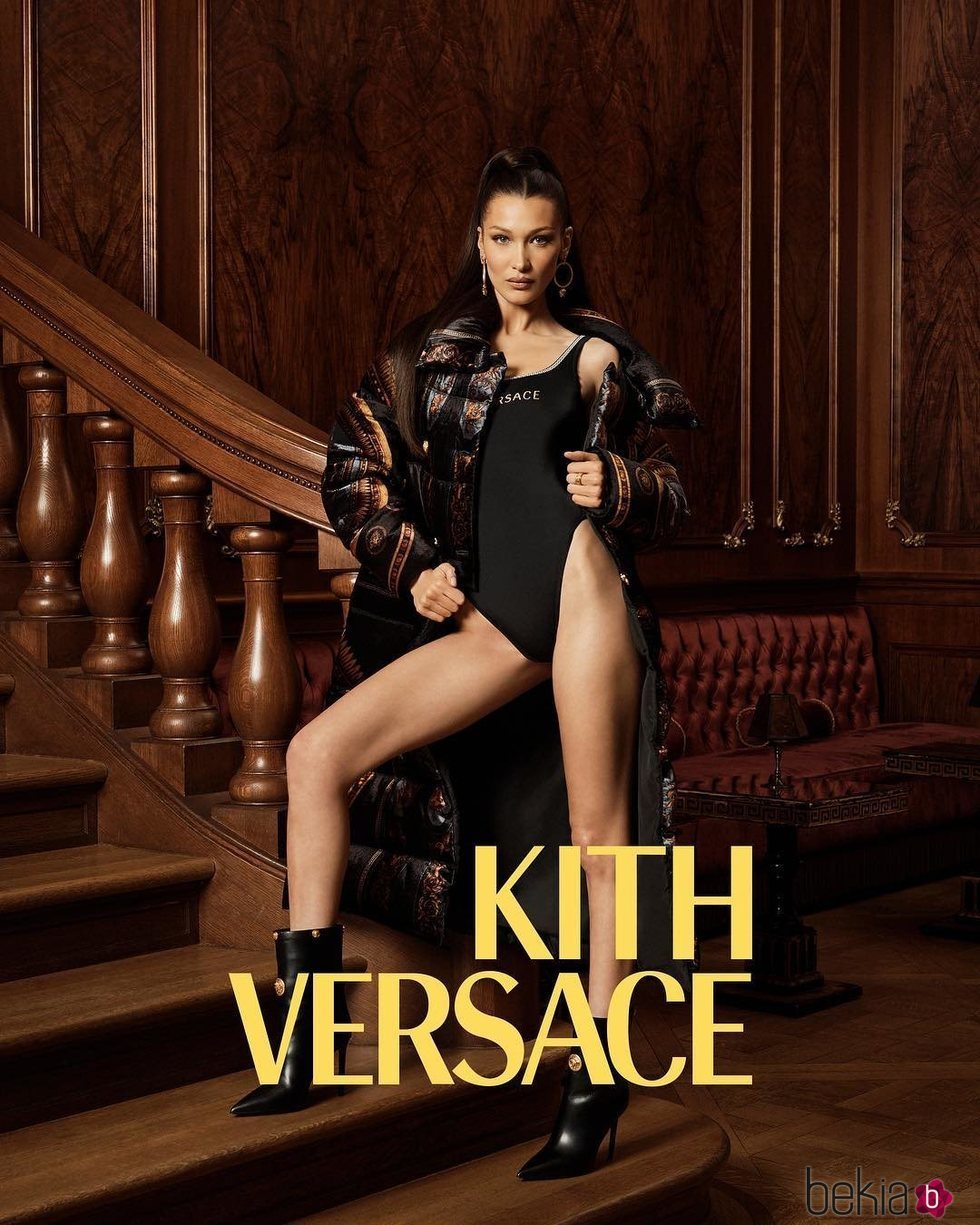 Bella Hadid con body negro de Kith x Versace