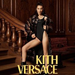 Bella Hadid con body negro de Kith x Versace