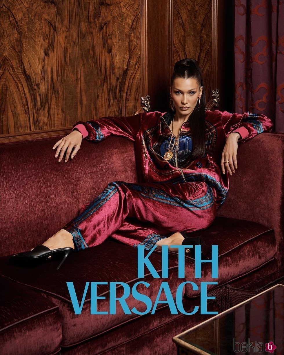 Bella Hadid vestida de granate de Kith x Versace