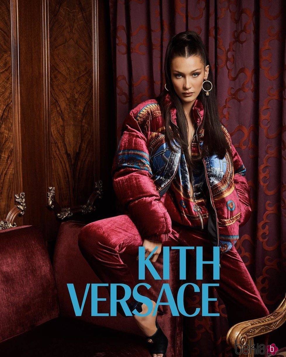 Bella Hadid de granate de Kith x Versace