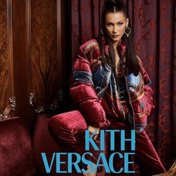 Bella Hadid de granate de Kith x Versace