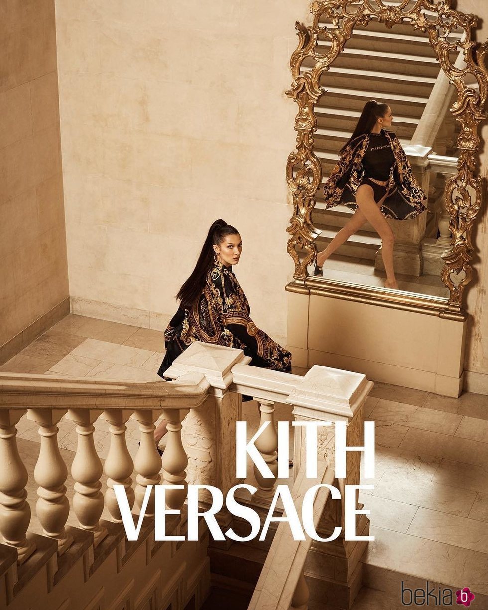 Bella Hadid con body y chaqueta de Kith x Versace