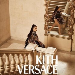 Bella Hadid con body y chaqueta de Kith x Versace