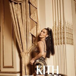 Bella Hadid con un top de Kith x Versace
