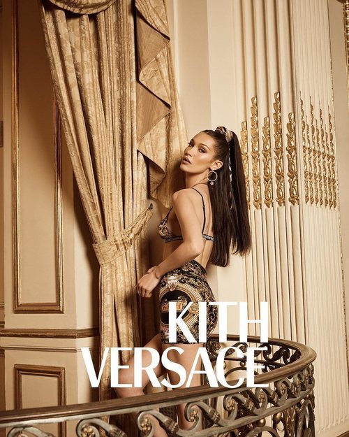 Bella Hadid con un top de Kith x Versace