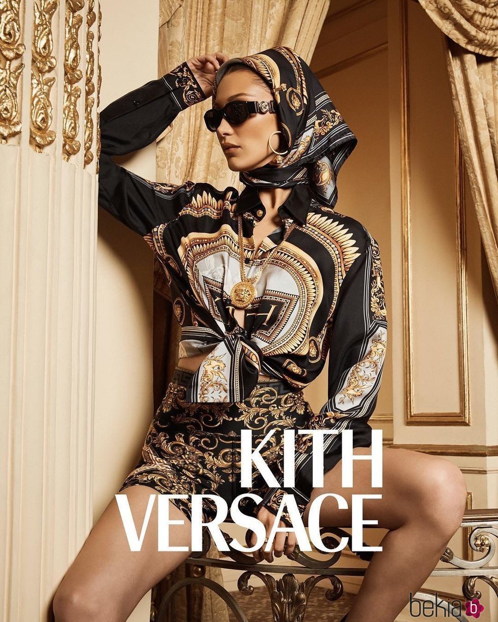 Bella Hadid con pañuelo de Kith x Versace