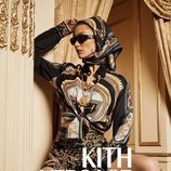 Bella Hadid con pañuelo de Kith x Versace