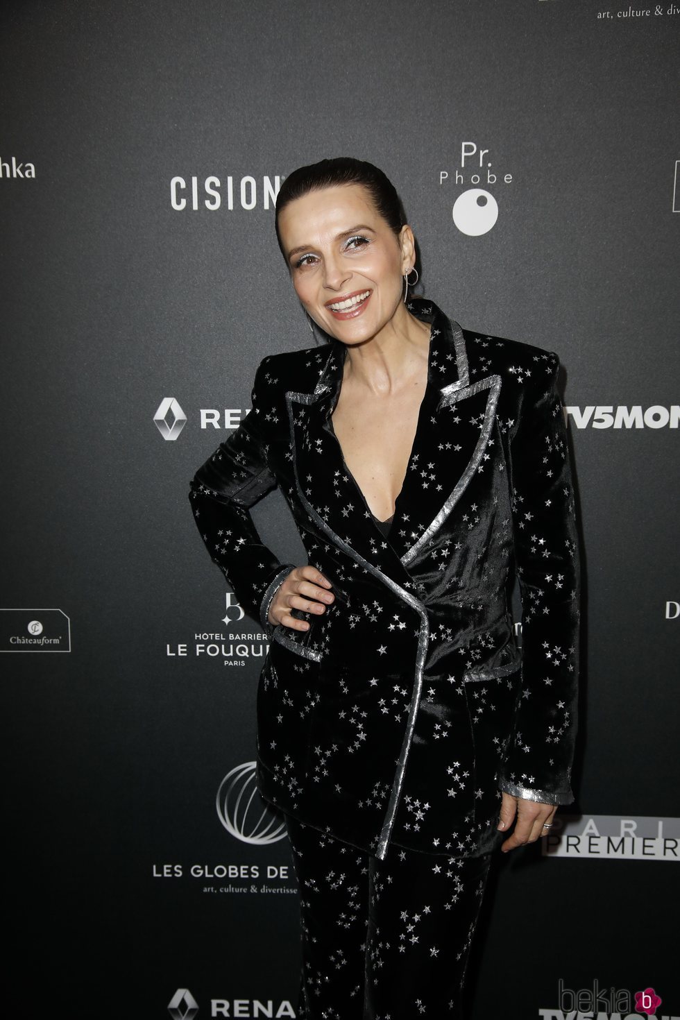 Juliette Binoche con traje de terciopelo con estampado de esterellas en los premios Globos de Cristal