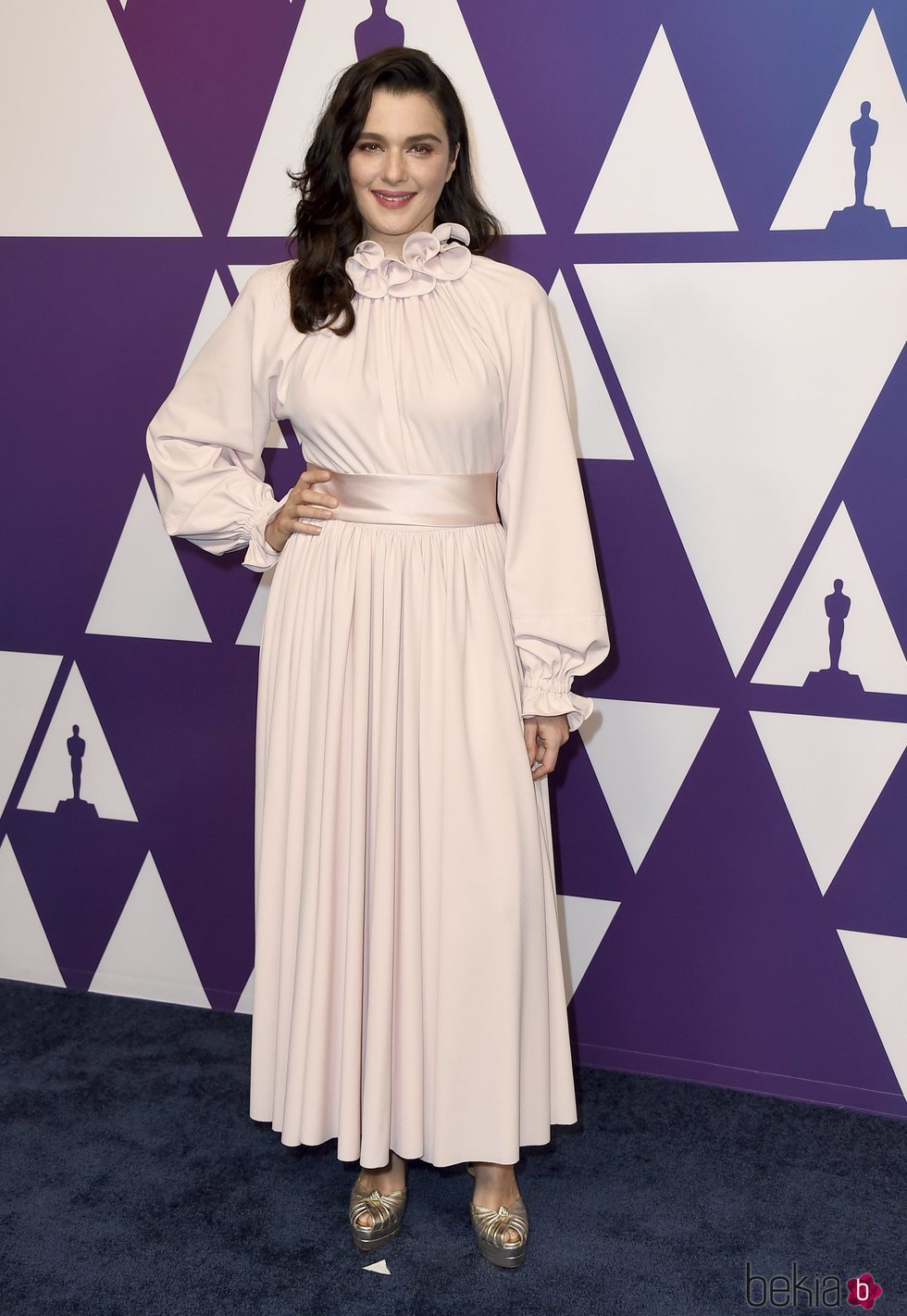 Rachel Weisz con un vestido en color rosa palo y cuello perkings con volantes en el almuerzo de los nominados a los Oscar 2019
