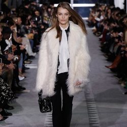 Modelo luciendo un abrigo de pelo blanco en el desfile de Longchamp en la semana de la moda de Nueva York 2019