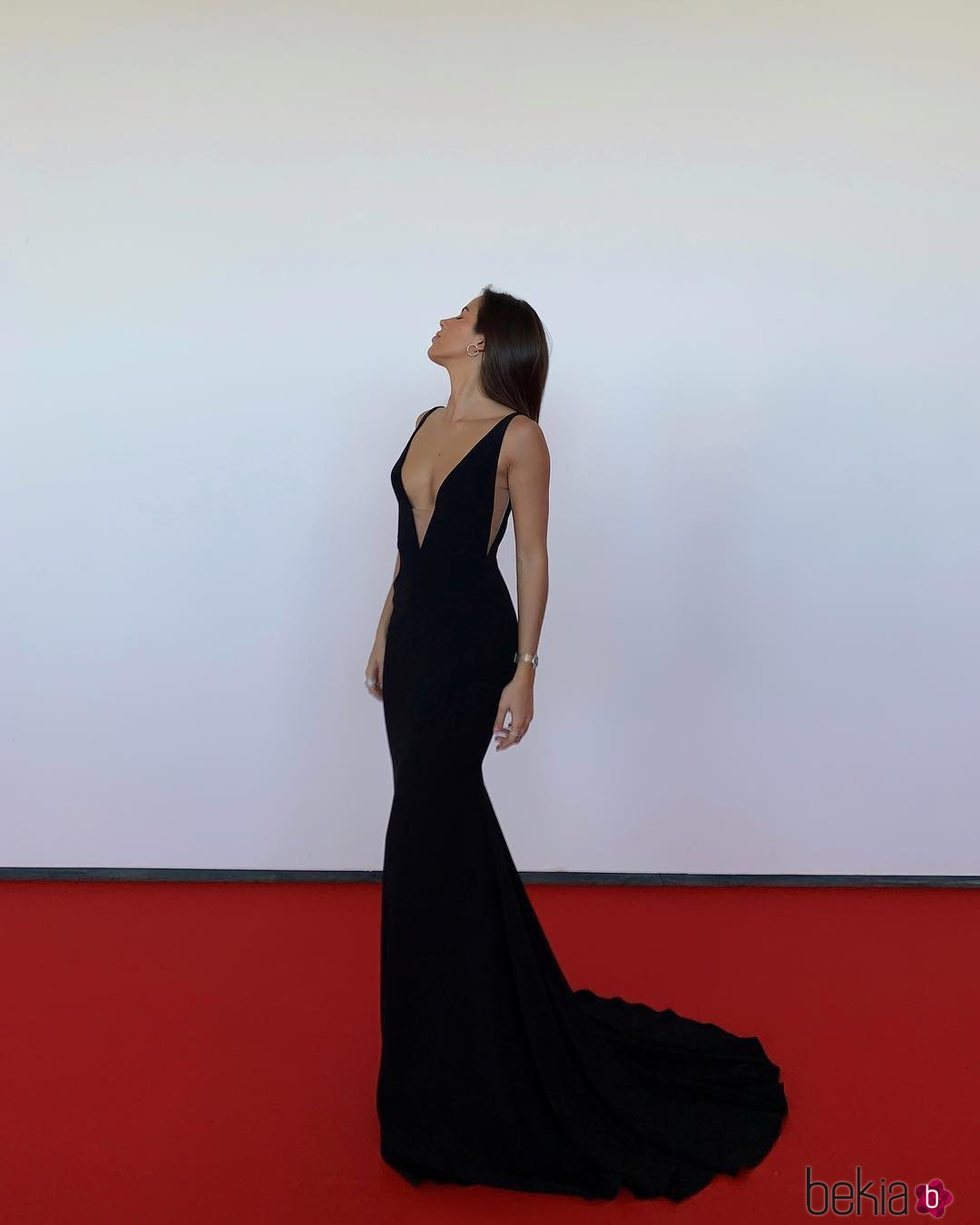 Nina Urgell con vestido negro en los premios Goya 2019