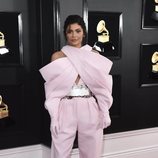Kylie Jenner con un extravagante conjunto en los Grammy 2019