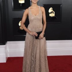 Nina Dobrev con un vestido nude en los Grammy 2019