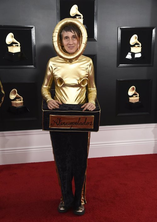 Andrea Echeverry vestida de Grammy