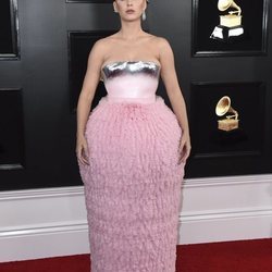 Katy Perry con un pomposo vestido en los Grammy 2019