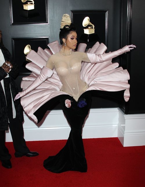 Cardi B con un vestido de concha en los Grammy 2019