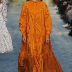 Modelo luciendo un vestido naranja de Carolina Herrera en la Fashion Week de Nueva York 2019