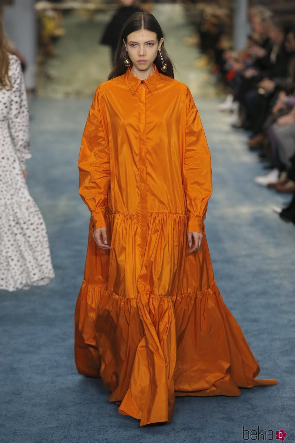 Modelo luciendo un vestido naranja de Carolina Herrera en la Fashion Week de Nueva York 2019