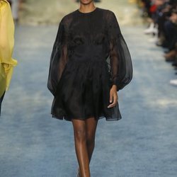 Modelo con un vestido negro de Carolina Herrera en la Fashion Week de Nueva York 2019
