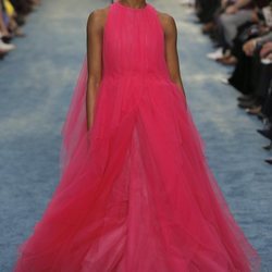Modelo con un vestido de tul de Carolina Herrera en la Fashion Week de Nueva York 2019
