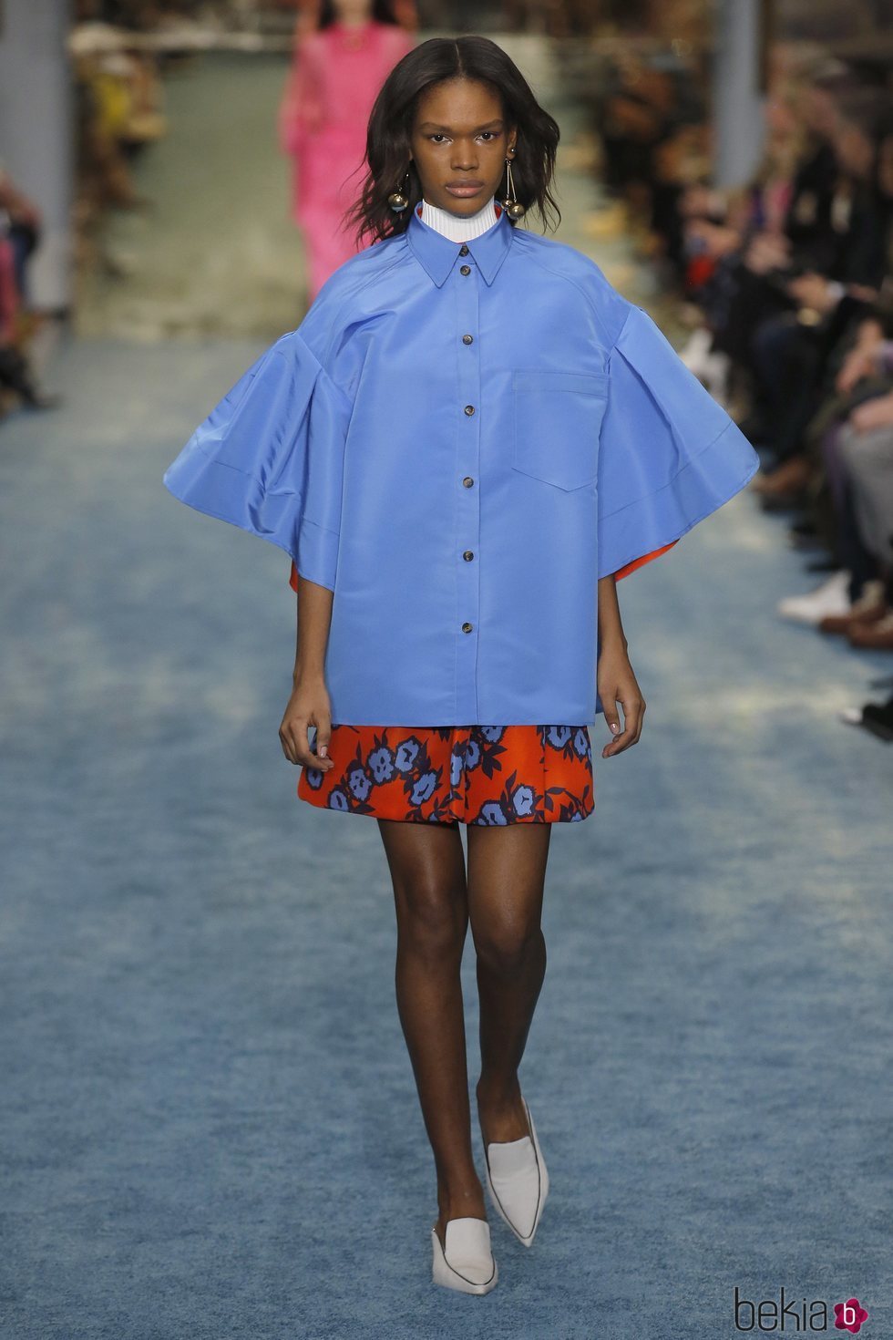Modelo con una capa azul de Carolina Herrera en la Fashion Week de Nueva York 2019