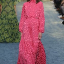 Modelo luciendo un vestido vaporoso de Carolina Herrera en la Fashion Week de Nueva York 2019