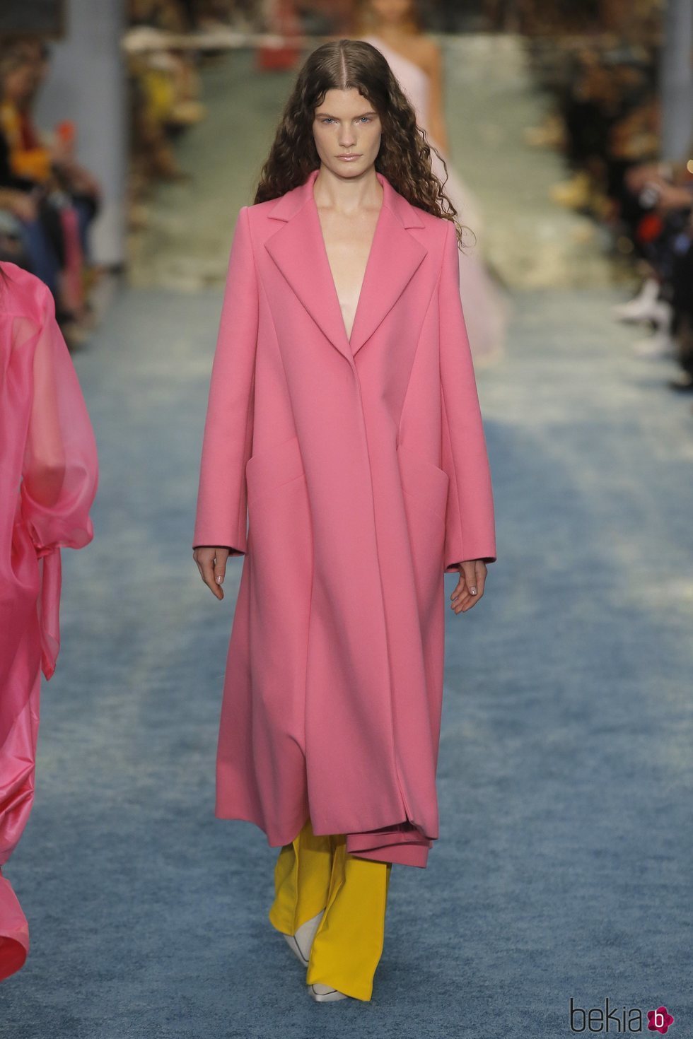 Modelo con un abrigo rosa de Carolina Herrera en la Fashion Week de Nueva York 2019