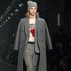 Modelo con chaquetón gris de Zadig&Voltaire en la Fashion Week de Nueva York 2019