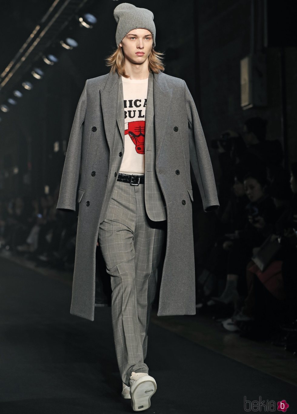 Modelo con chaquetón gris de Zadig&Voltaire en la Fashion Week de Nueva York 2019