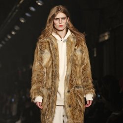 Modelo luciendo abrigo de pelo tostado de Zadig&Voltaire en la Fashion Week de Nueva York 2019