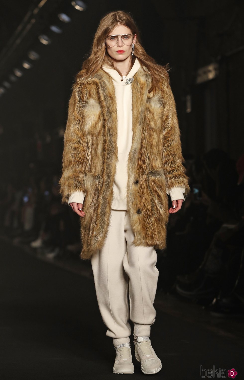 Modelo luciendo abrigo de pelo tostado de Zadig&Voltaire en la Fashion Week de Nueva York 2019