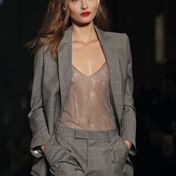 Modelo con traje de chaqueta gris de Zadig&Voltaire en la Fashion Week de Nueva York 2019
