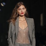 Modelo con traje de chaqueta gris de Zadig&Voltaire en la Fashion Week de Nueva York 2019