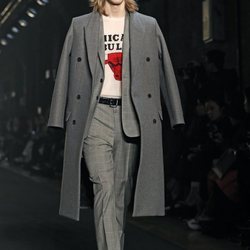 Modelo luciendo chaquetón oversize de Zadig&Voltaire en la Fashion Week de Nueva York 2019